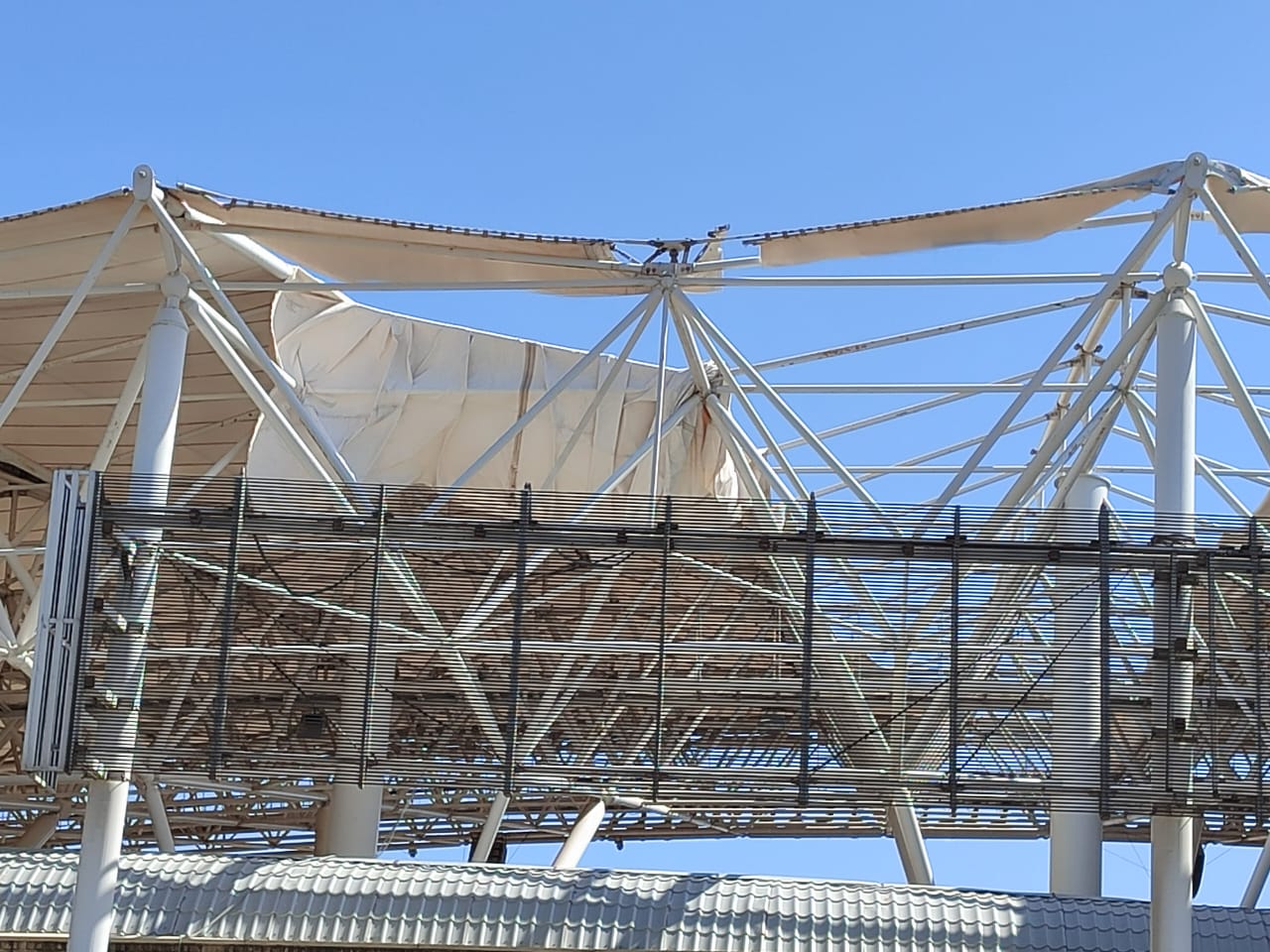 Güclü külək Respublika stadionun dam örtüyünü uçurdu - FOTO