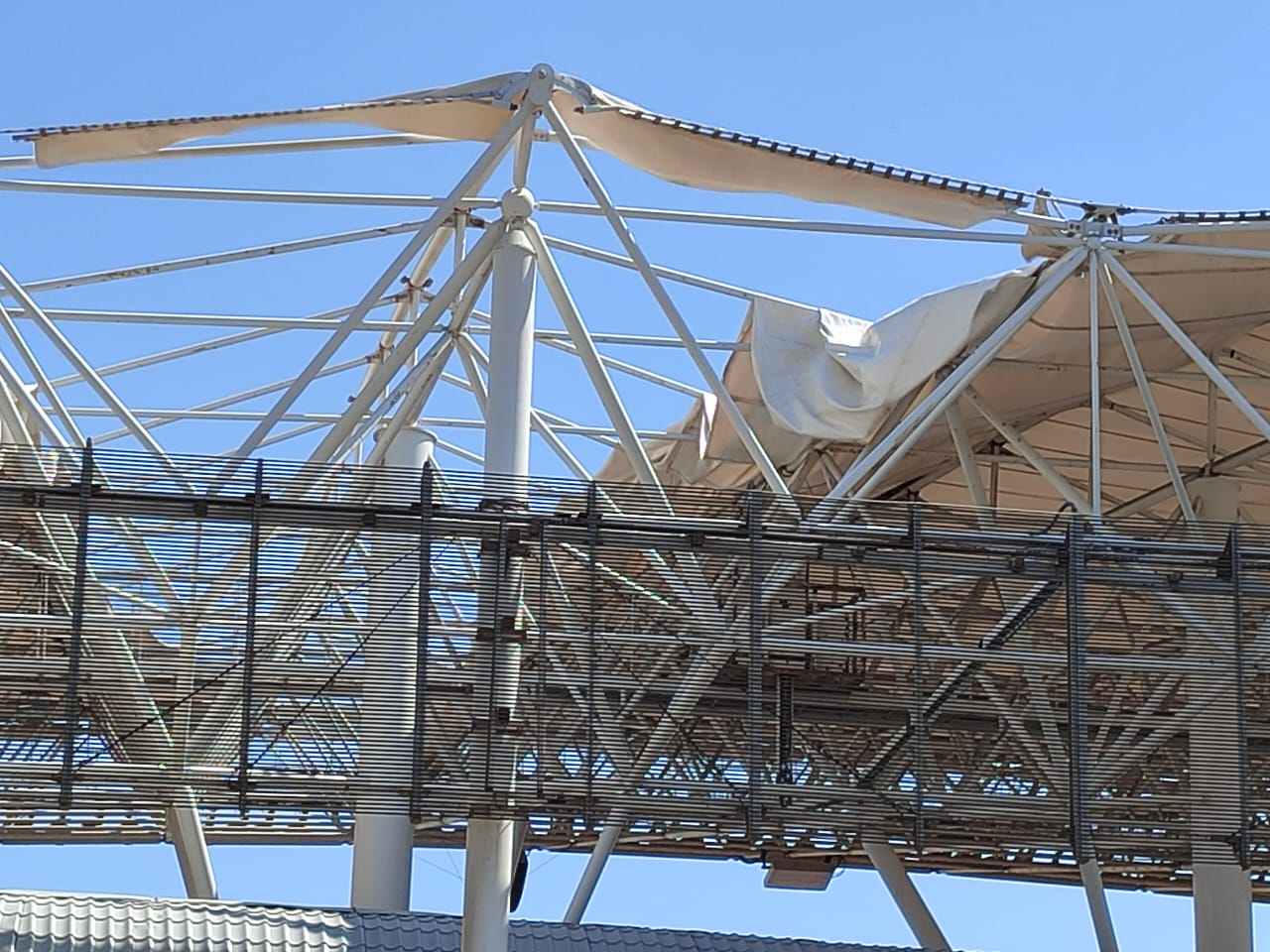 Güclü külək Respublika stadionun dam örtüyünü uçurdu - FOTO