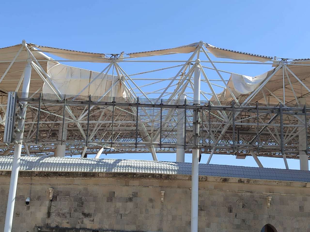 Güclü külək Respublika stadionun dam örtüyünü uçurdu - FOTO
