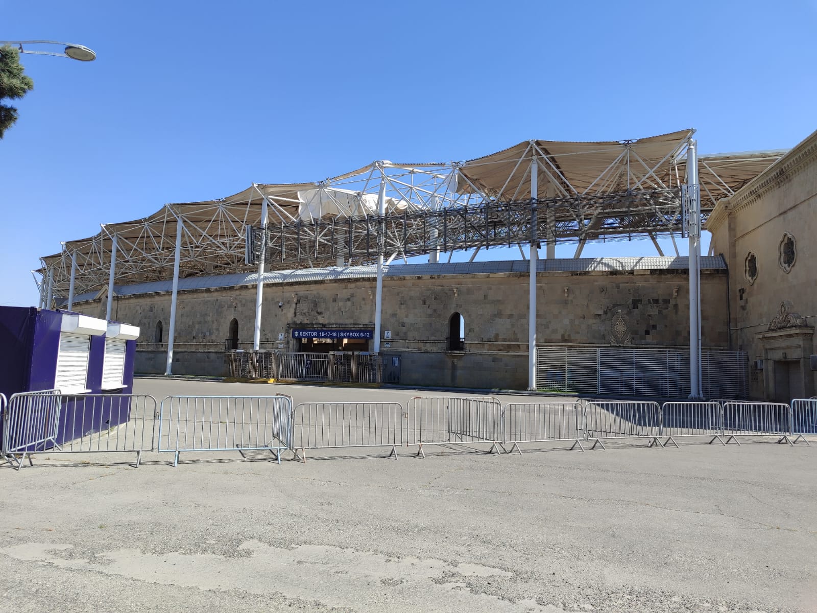 Güclü külək Respublika stadionun dam örtüyünü uçurdu - FOTO