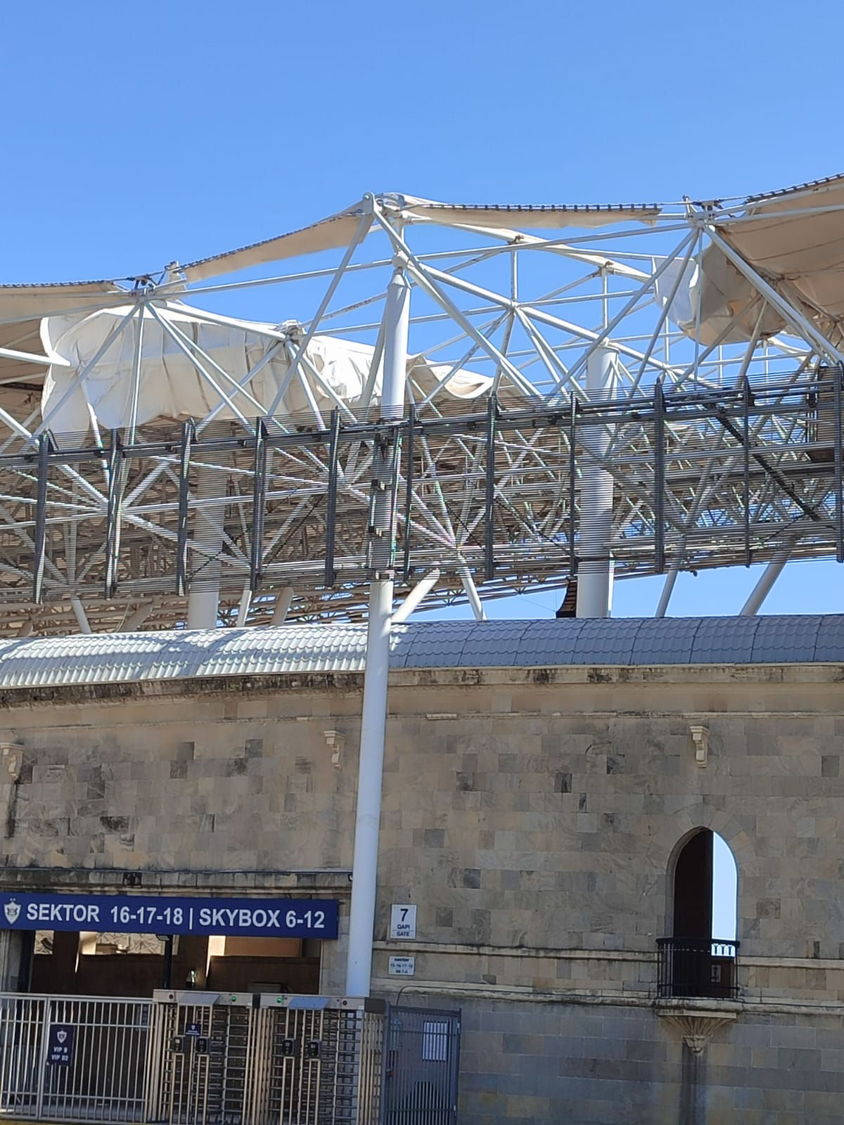 Güclü külək Respublika stadionun dam örtüyünü uçurdu - FOTO