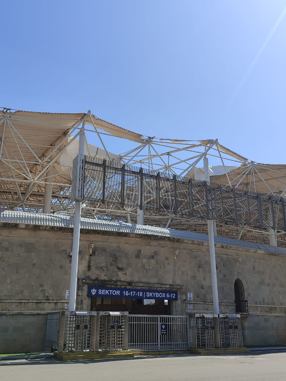 Güclü külək Respublika stadionun dam örtüyünü uçurdu - FOTO