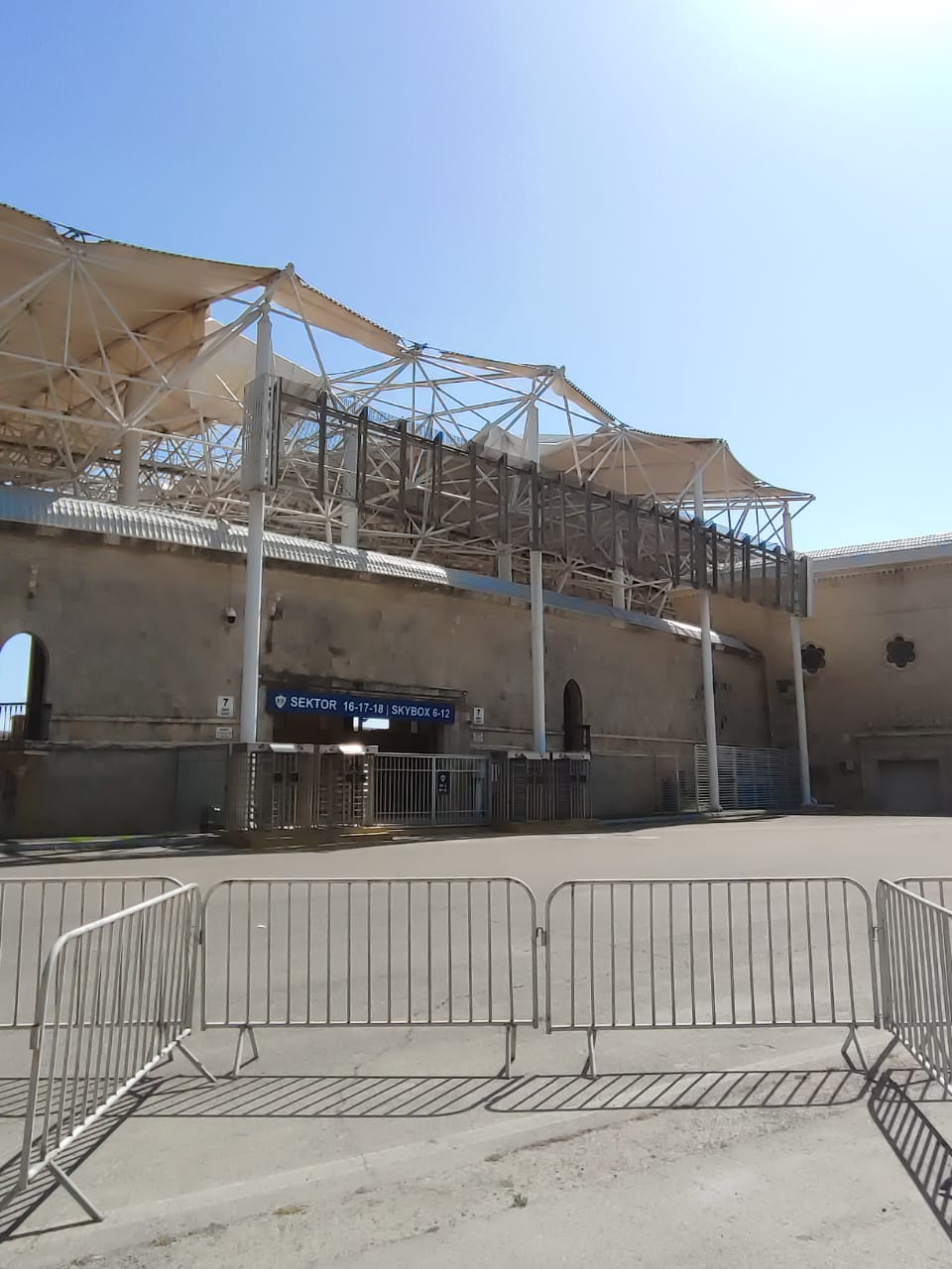 Güclü külək Respublika stadionun dam örtüyünü uçurdu - FOTO