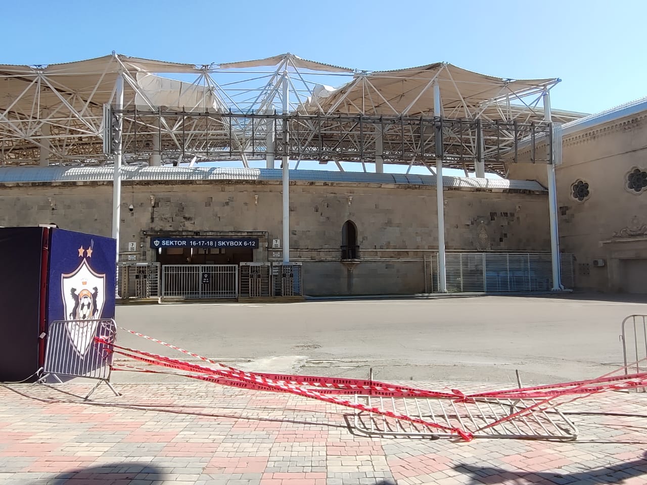 Güclü külək Respublika stadionun dam örtüyünü uçurdu - FOTO