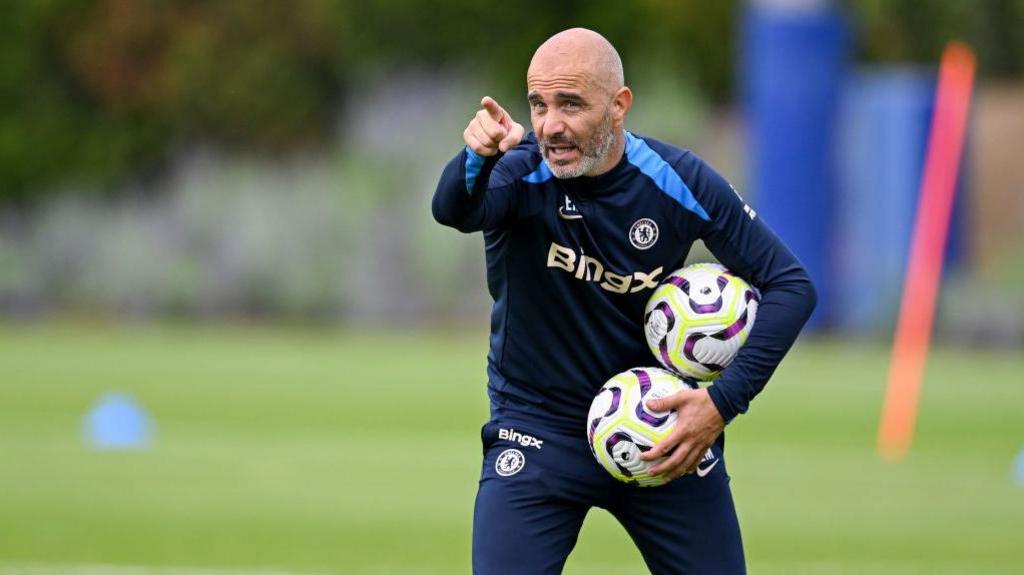Baş məşqçi 15 futbolçuya qapını göstərib