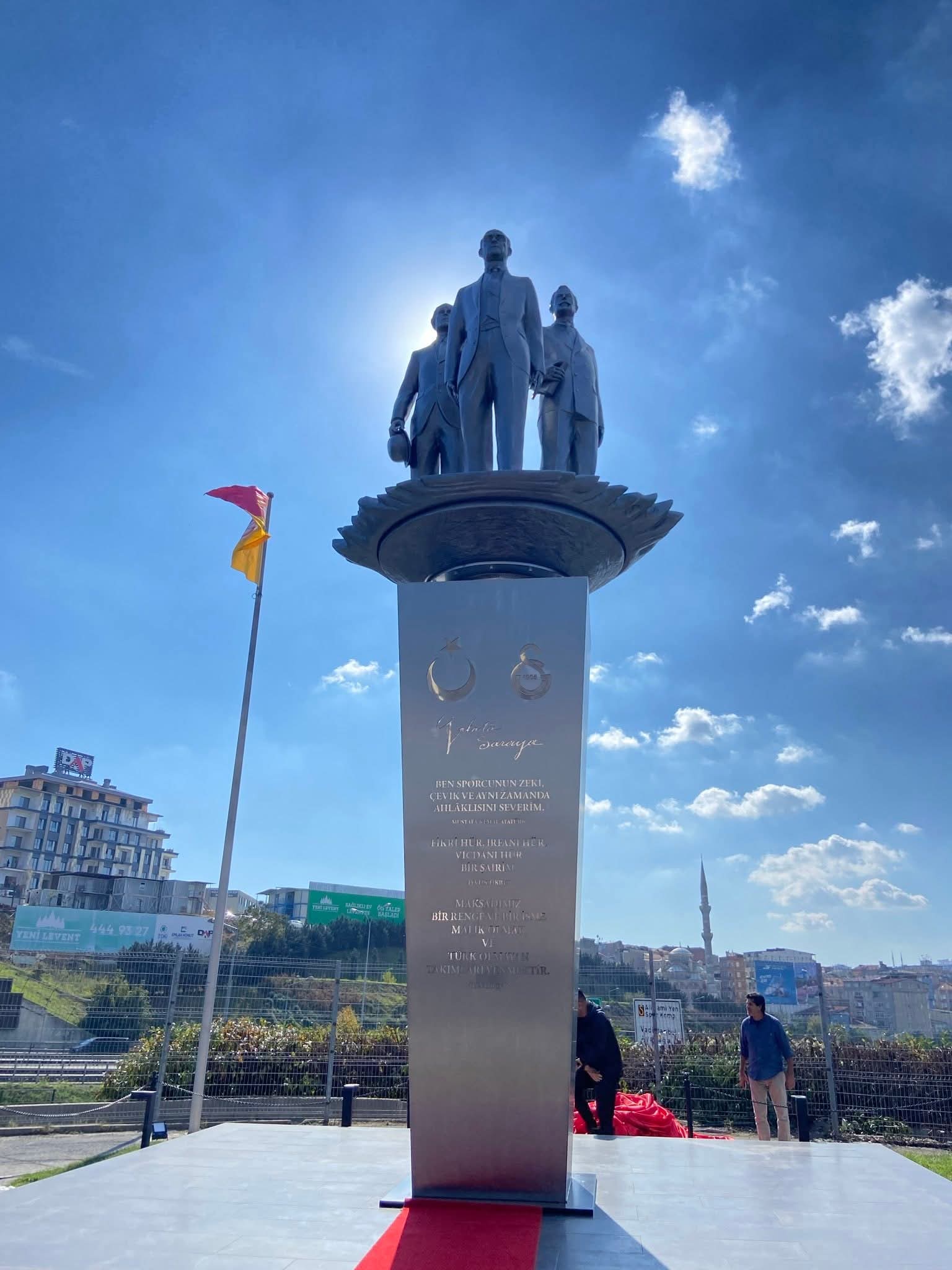 &quot;Qalatasaray&quot; stadionunun önündə xatirə heykəlinin açılışı oldu&nbsp;