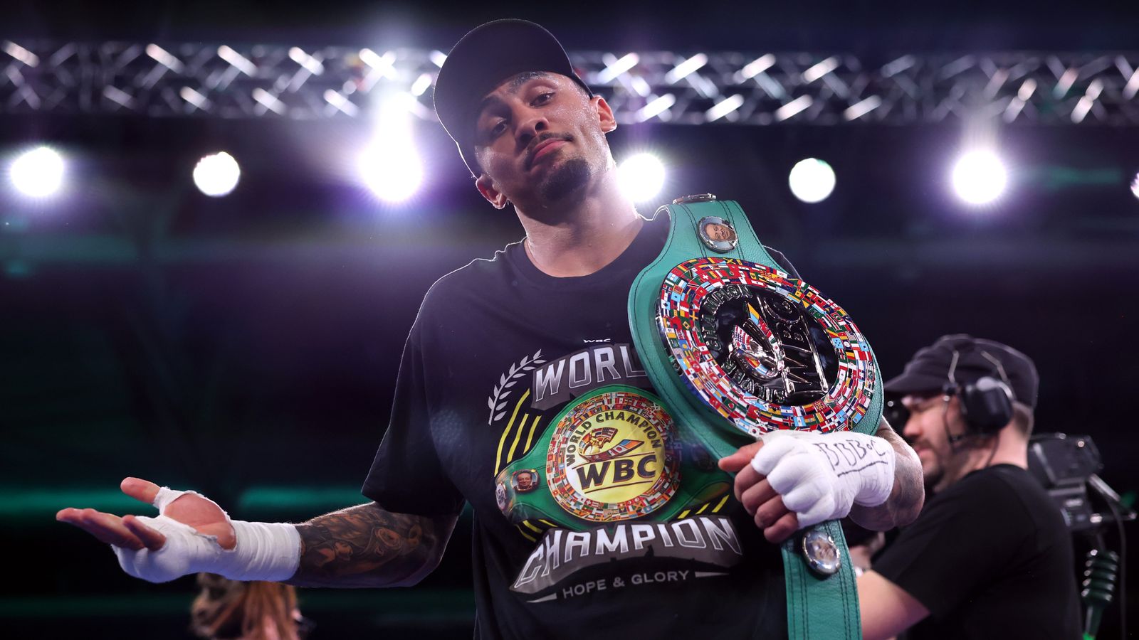 Boksçumuzun keçmiş rəqibi peşəkar boksda yenidən debüt edib