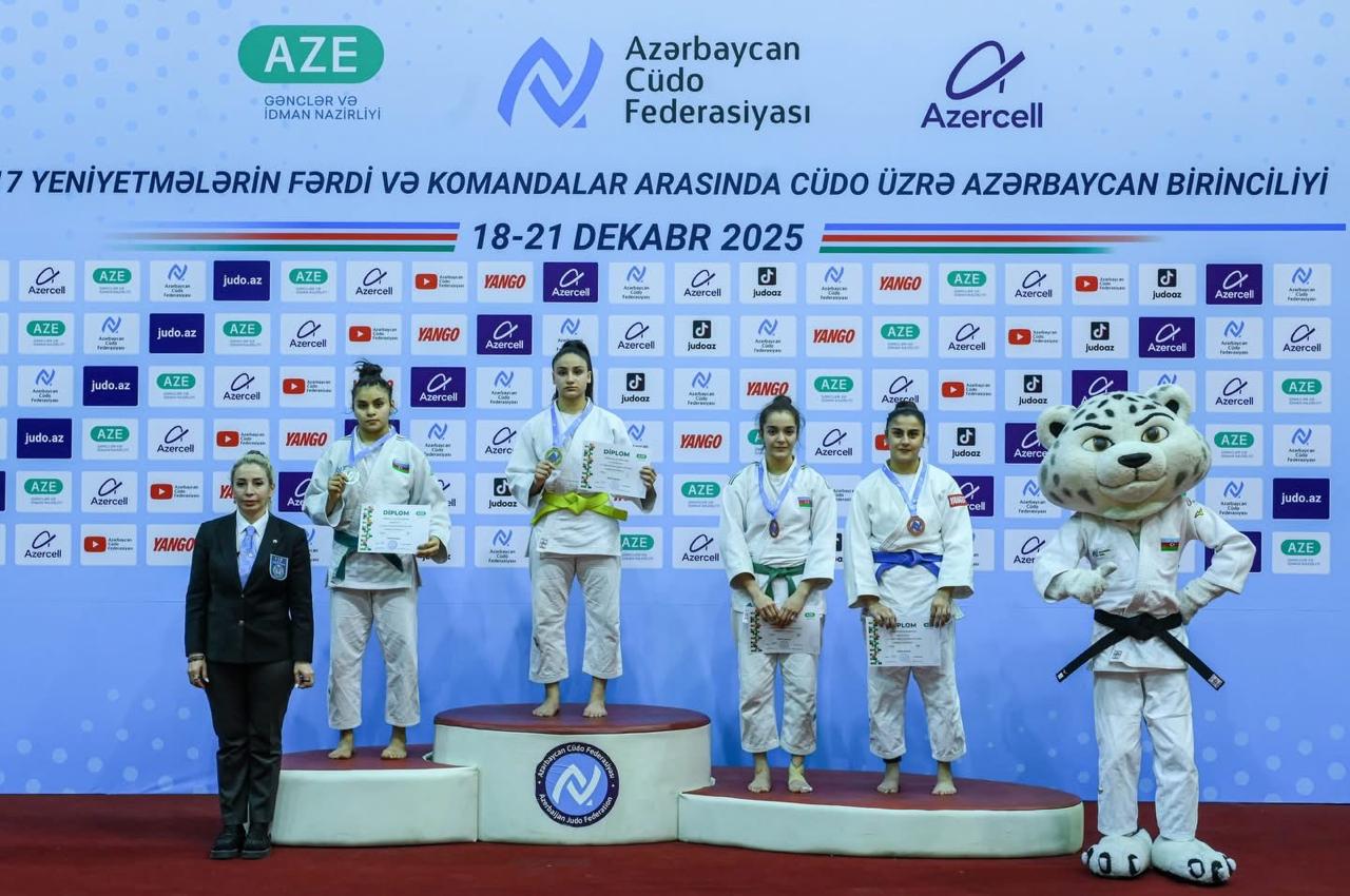 "Judo Club 2012"nin qızları ölkə birinciliyinin mükafatçıları sırasında&nbsp;