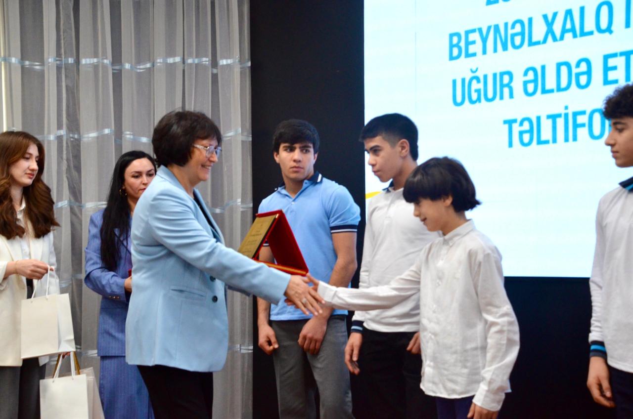 İdman sahəsində uğur qazanan məktəblilər Milli Olimpiya Komitəsində təltif olundu