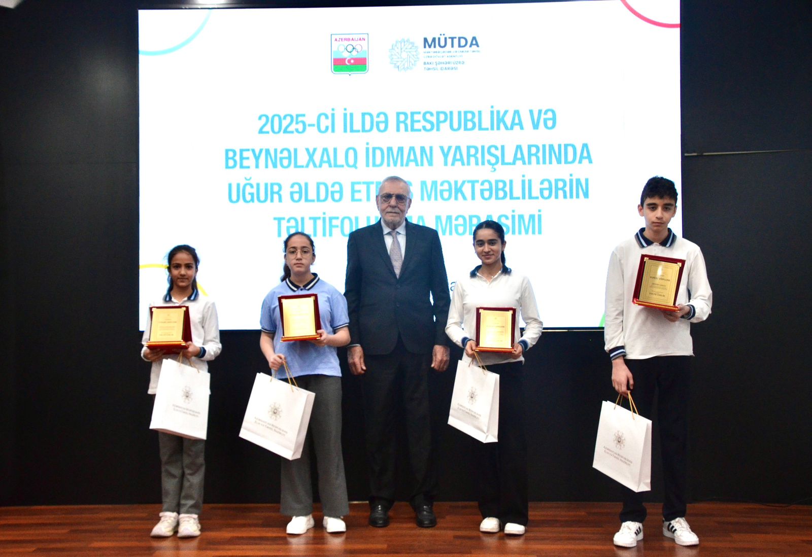 İdman sahəsində uğur qazanan məktəblilər Milli Olimpiya Komitəsində təltif olundu