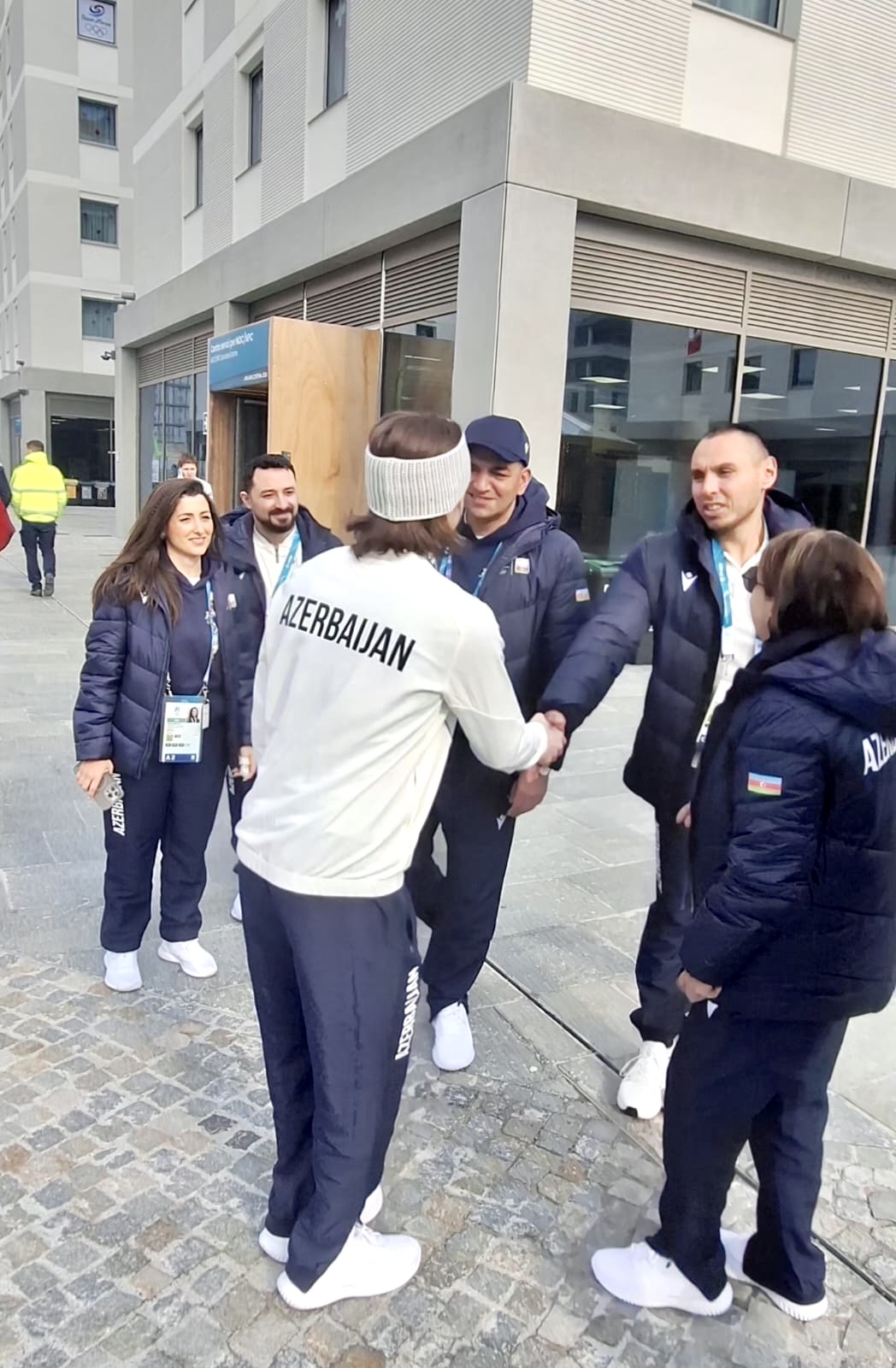 MOK RƏSMİLƏRİ MİLANDA ATLETLƏR KƏNDİNDƏ OLUBLAR