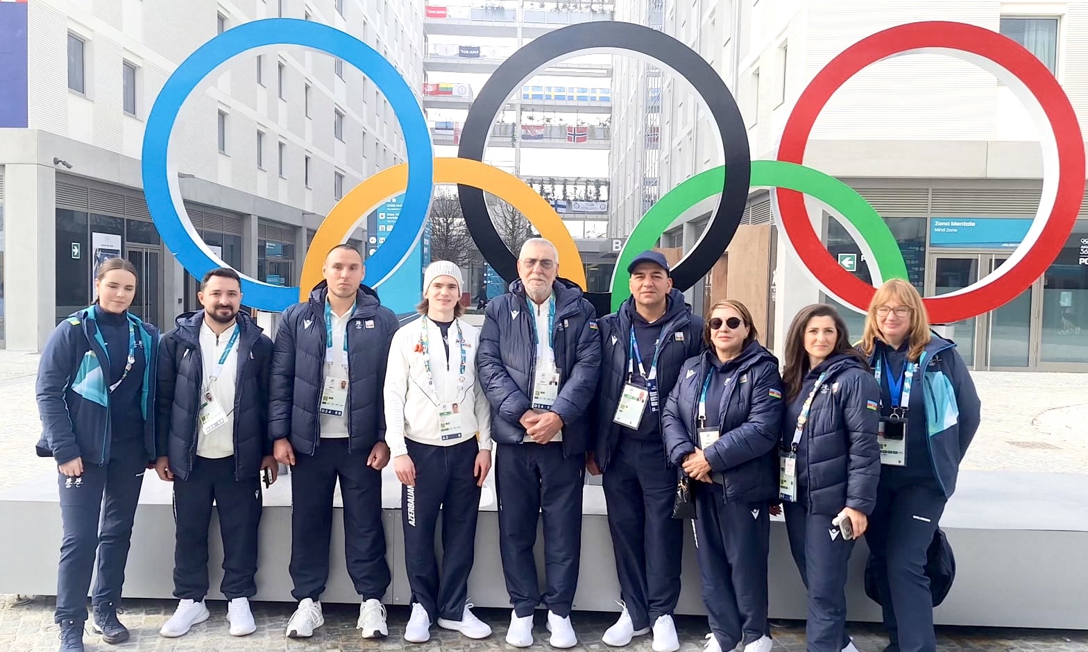 MOK RƏSMİLƏRİ MİLANDA ATLETLƏR KƏNDİNDƏ OLUBLAR