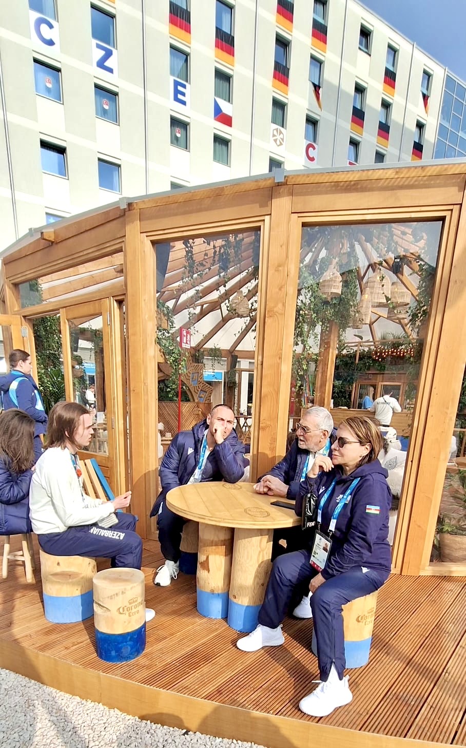 MOK RƏSMİLƏRİ MİLANDA ATLETLƏR KƏNDİNDƏ OLUBLAR