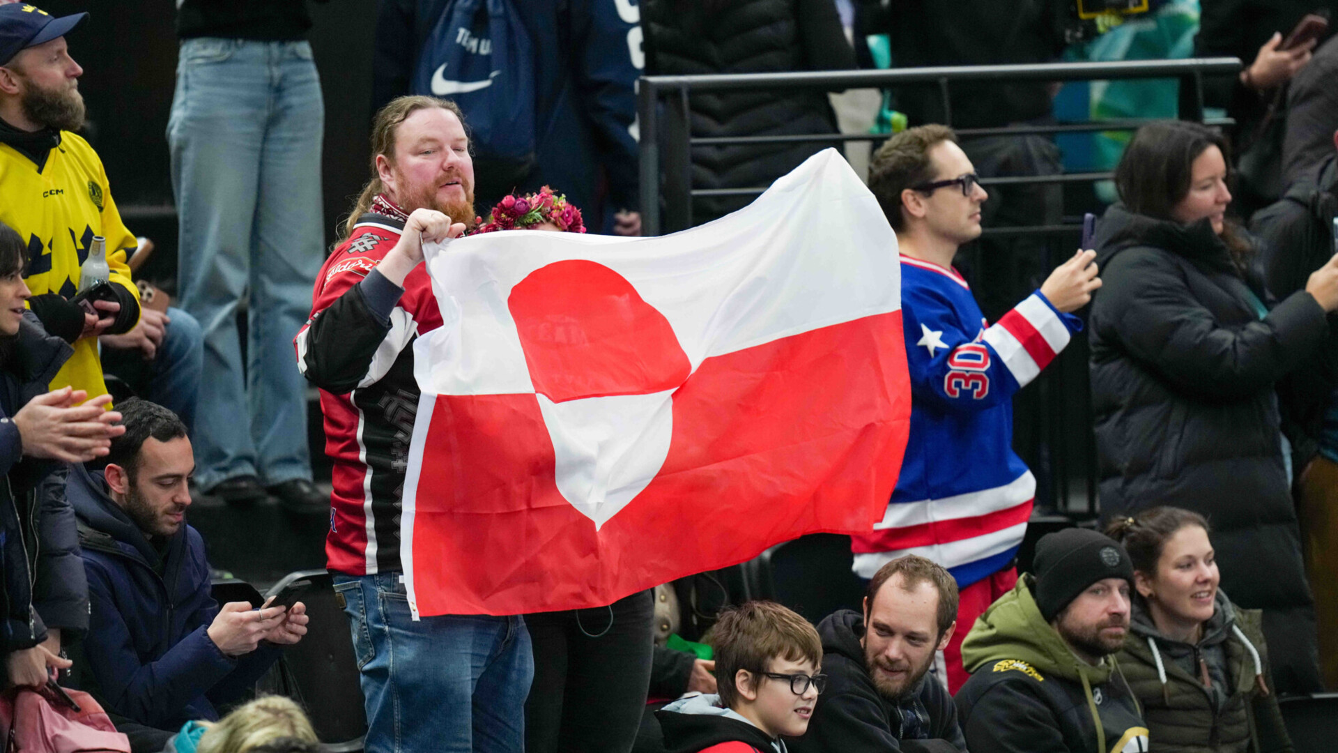 Azarkeşlər Qrenlandiya bayraqlarını yarışa gətiriblər