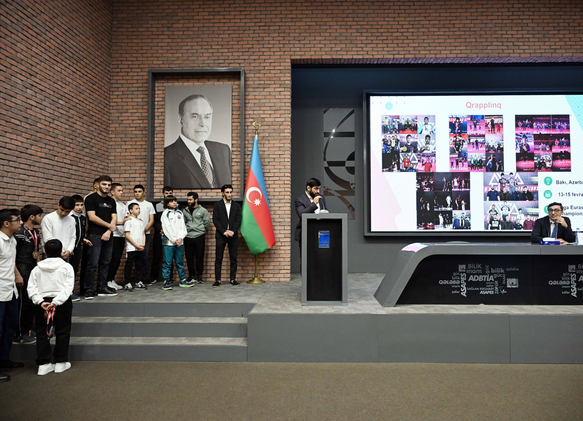 Fərid Qayıbov beynəlxalq yarışlarda yüksək nəticələr əldə etmiş idmançılarla görüşüb