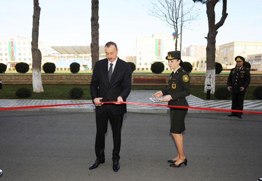 Azərbaycan Prezidenti İlham Əliyev Xüsusi Dövlət Mühafizə Xidmətinin hərbi şəhərciyində aparılan tikinti və yenidənqurma işləri ilə tanış olmuş, idman kompleksinin açılışında iştirak etmişdir 