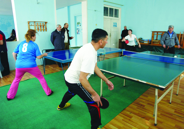 Sənaye işçiləri stolüstü tennis turnirində