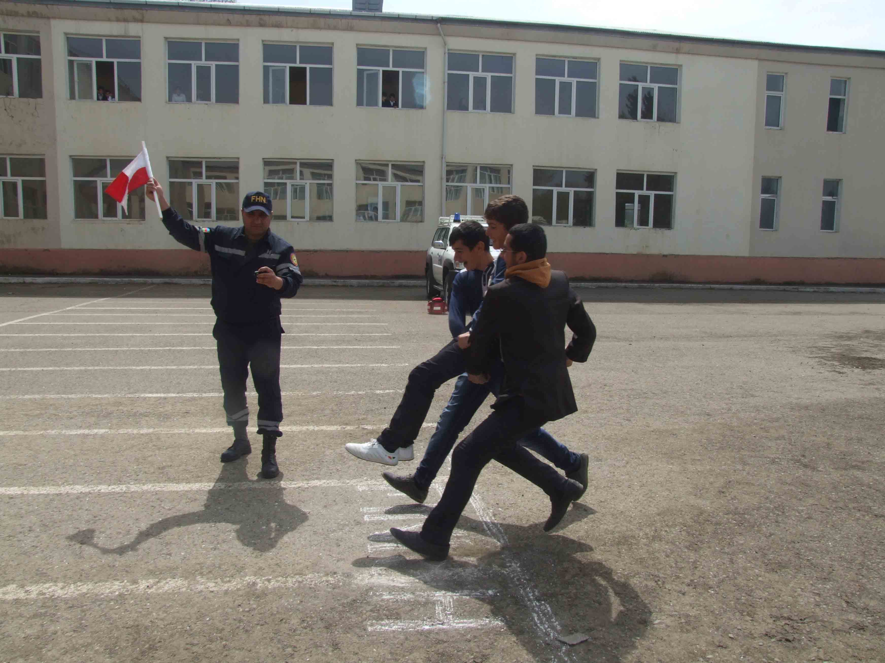 Gənc xilasedici və yanğınsöndürənlər qüvvələrini sınayıblar