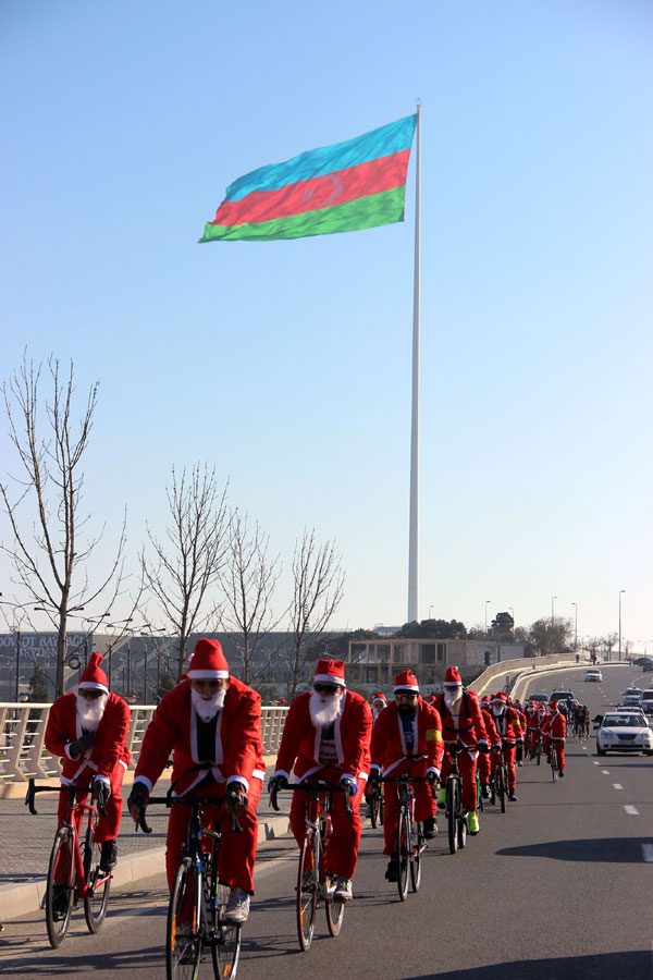 Bakıda Santa-Klausların veloyürüşü keçirilib