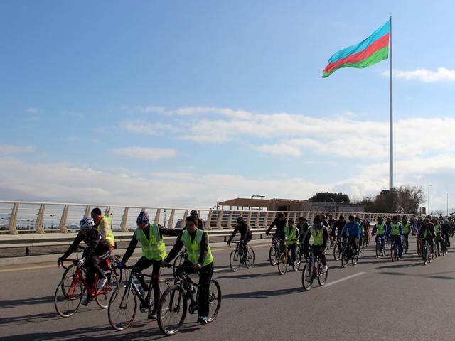 Bakıda “Gənclik veloyürüşü” keçirilib