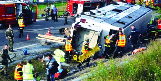 Futbolçuları daşıyan avtobus aşdı