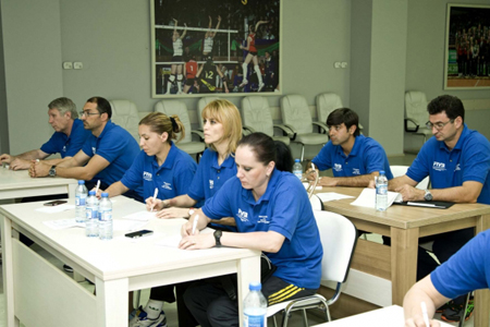 FİVB məşqçilərə seminar keçir