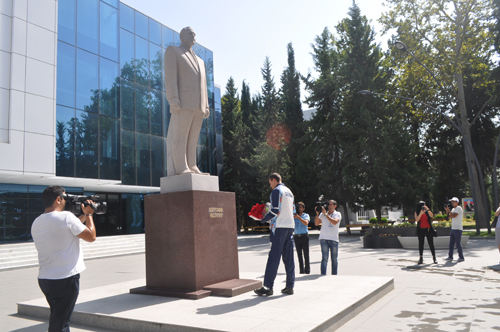 Olimpiya medalçısı Heydər Əliyevin abidəsini ziyarət etdi - FOTOLAR