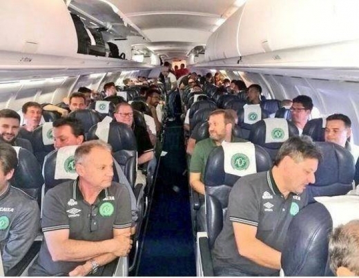 Futbolçuları aparan təyyarə qəzaya uğrayıb