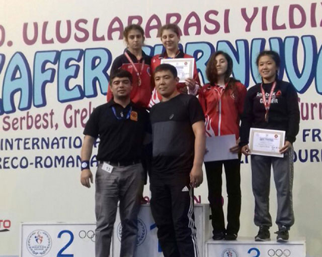 Qadın güləşçilərimiz İzmirdə 5 medal qazanıblar