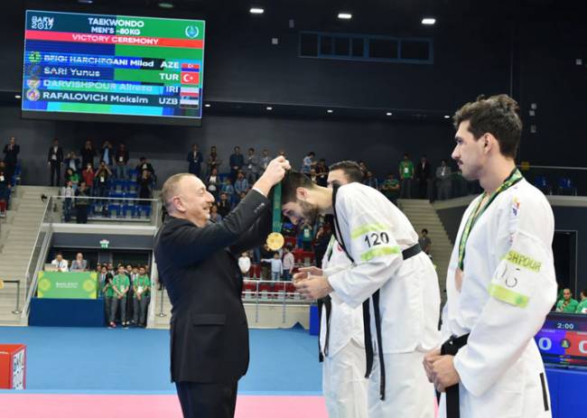 Radik İsayev komandamıza 50-ci qızıl medalı qazandırıb Qalib idmançıya medalı Azərbaycan Prezidenti İlham Əliyev təqdim edib