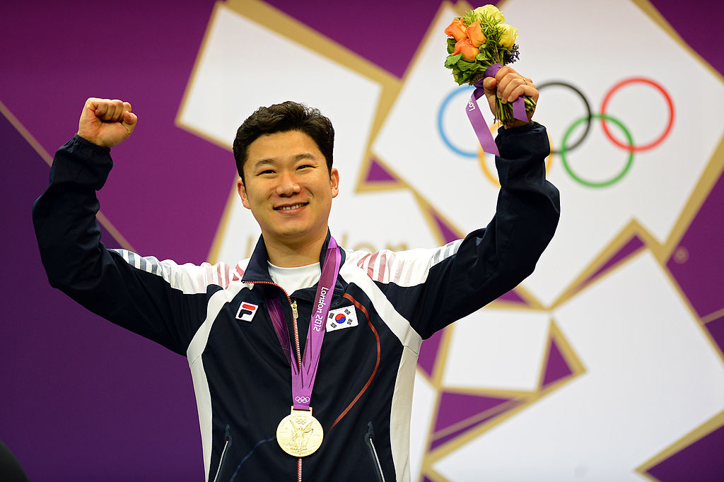 Olimpiya çempionu könüllü kimi