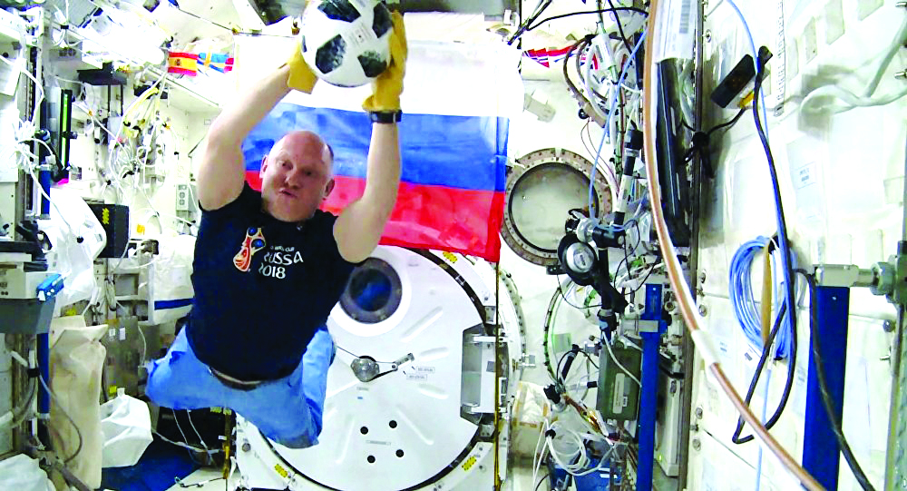 Açılış matçının topu yer kürəsinə qayıdır