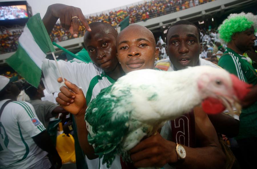 Azarkeşlər stadiona toyuq gətirmək istəyirlər