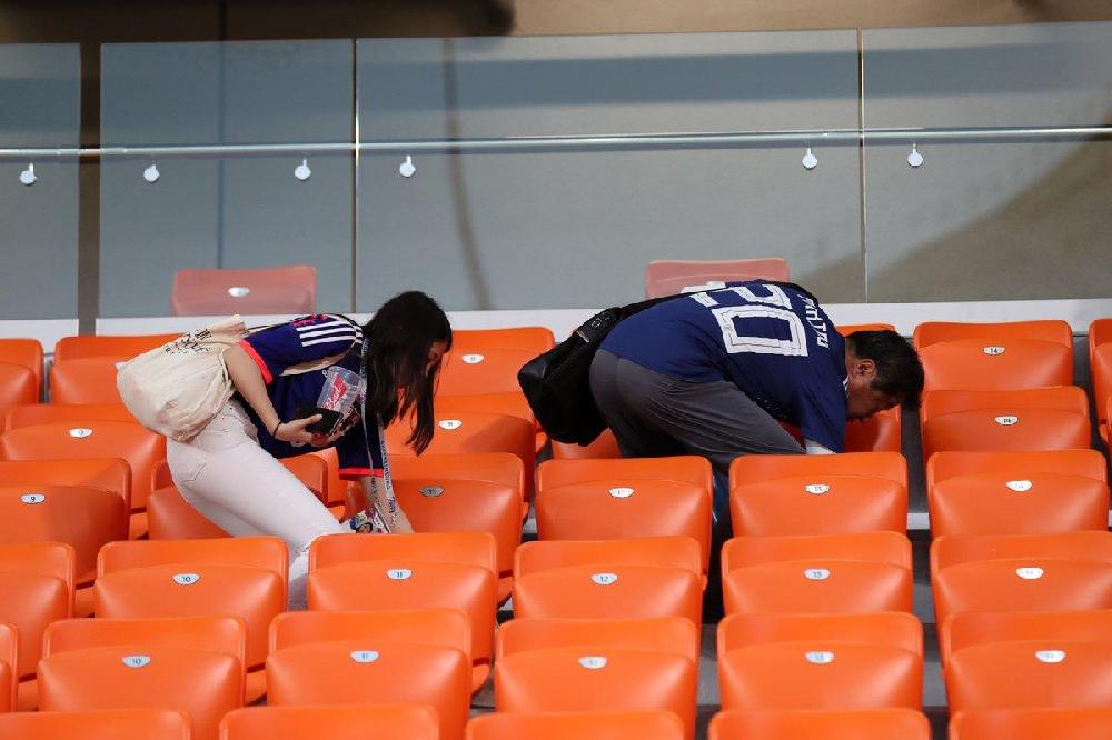 Yapon azarkeşləri dilxor olsalar da tribunaları təmizləyiblər