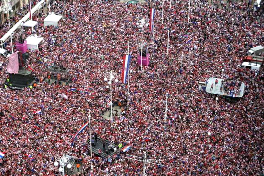 Xorvatiya millisi izdihamla qarşılandı - video