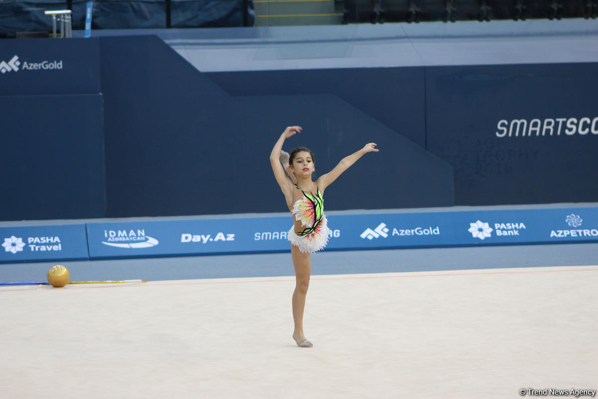 Bədii gimnastlar təsnifat yarışlarında çıxış edirlər