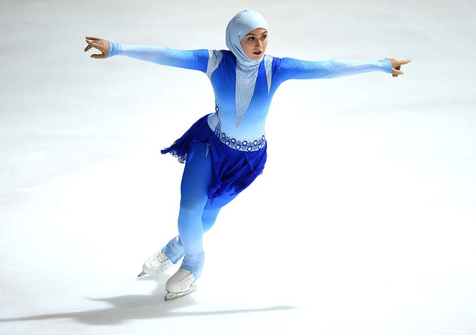 Hicabla buza meydan oxuyan ərəb qızı