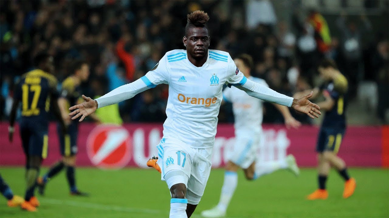 Balotelli həmkarının burnunu qırıb