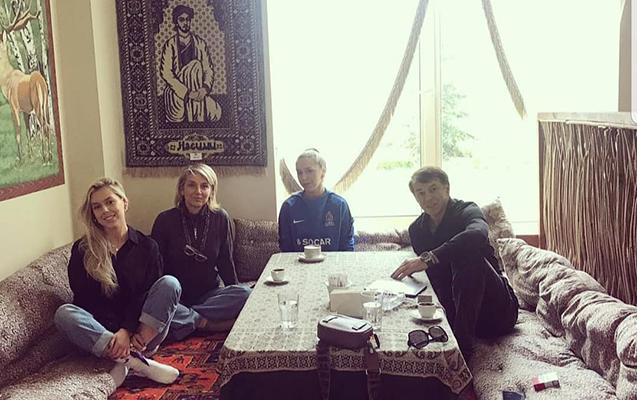 Baş məşqçinin ailəsi atalarına baş çəkiblər