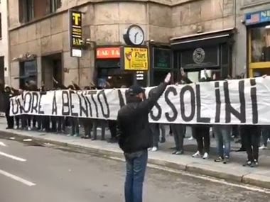 Azarkeşlər faşist banneri açdı