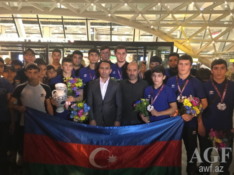 Sərbəst güləşçilərimiz Vətəndə