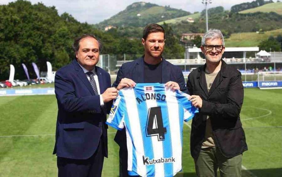 Xabi Alonso məşqçi kimi futbola qayıtdı