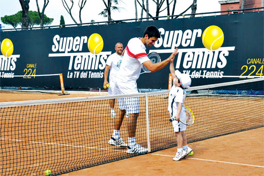 Məşhur tennisçi uşaqları sevindirib