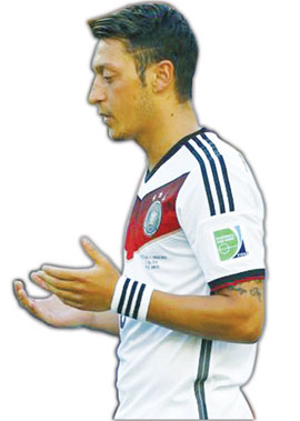 Məsud Özil qazandığı mükafatı uşaqlara verdi