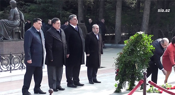 Azərbaycanın idman ictimaiyyətinin nümayəndələri ümummilli lider Heydər Əliyevin məzarını və Şəhidlər xiyabanını ziyarət etmişlər