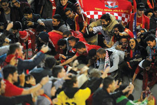 Futbolçunu hədələdiyi üçün stadiona buraxılmayacaq