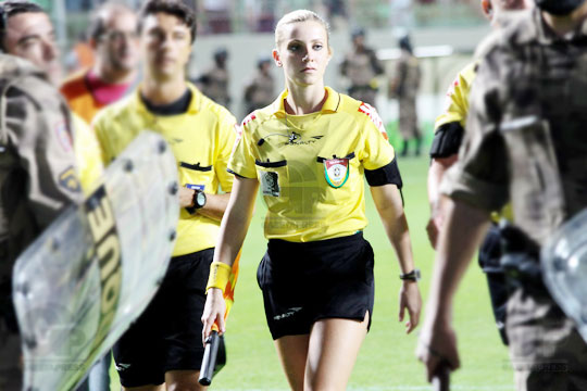 Qadın hakim futbolçuları özündən çıxarıb