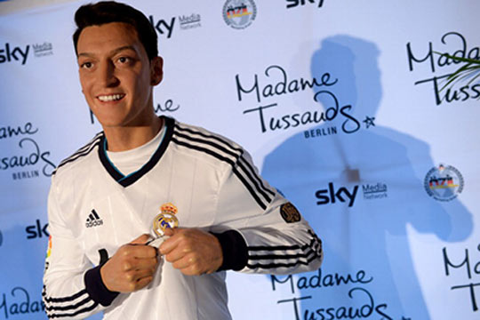 Mesut Özil mum heykəli olan ən gənc idmançıdır