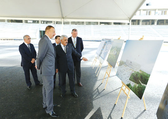 Azərbaycan Prezidenti İlham Əliyev Bakı Olimpiya Stadionunda tikinti işlərinin gedişi ilə tanış olub