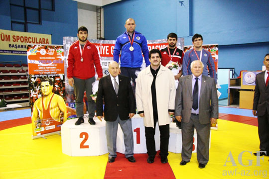 Sərbəst güləşçilərimiz İstanbuldan 5 medalla qayıdırlar